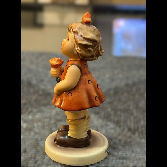 Goebel Hummel Figurine – “Ein Röschen für Dich Roses Are Red” – First Issue 1998 - Picture 3 of 8